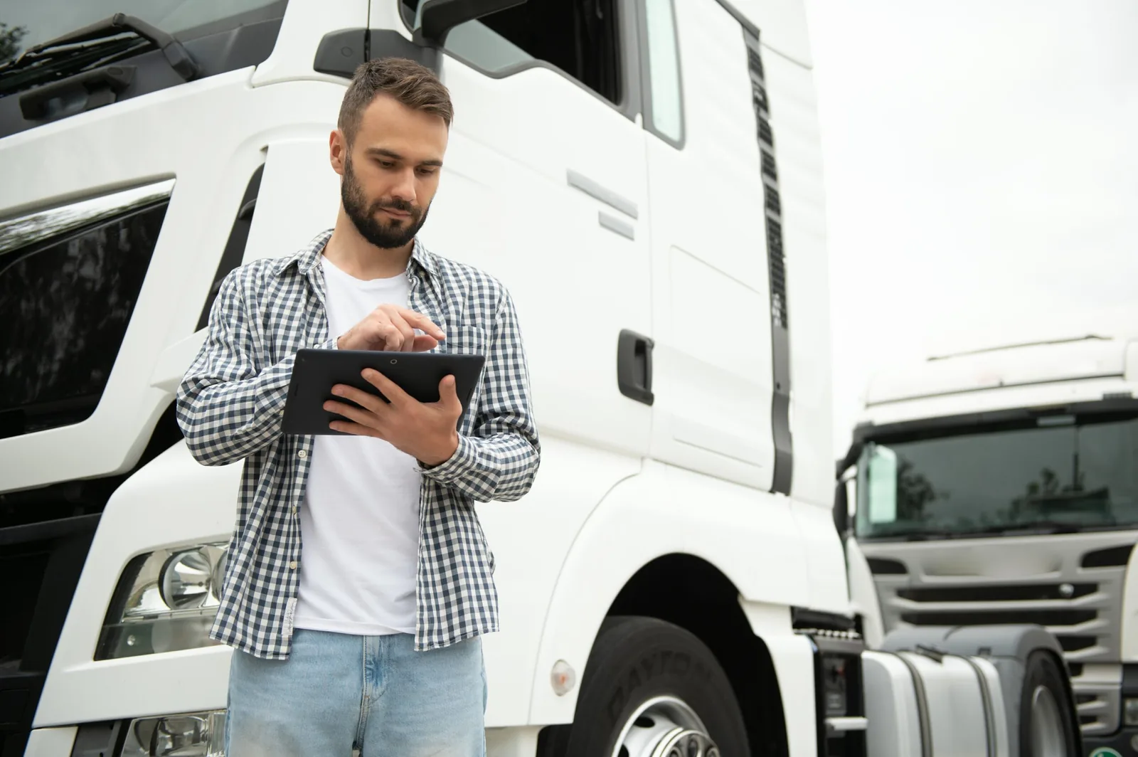 Conducteur de camion utilisant une tablette pour l'inspection du véhicule Conducteur de camion utilisant une tablette pour l'inspection du véhicule